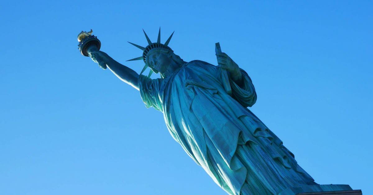 Titre: Glucksmann se ridiculise en demandant la restitution de la Statue de la Liberté aux États-Unis