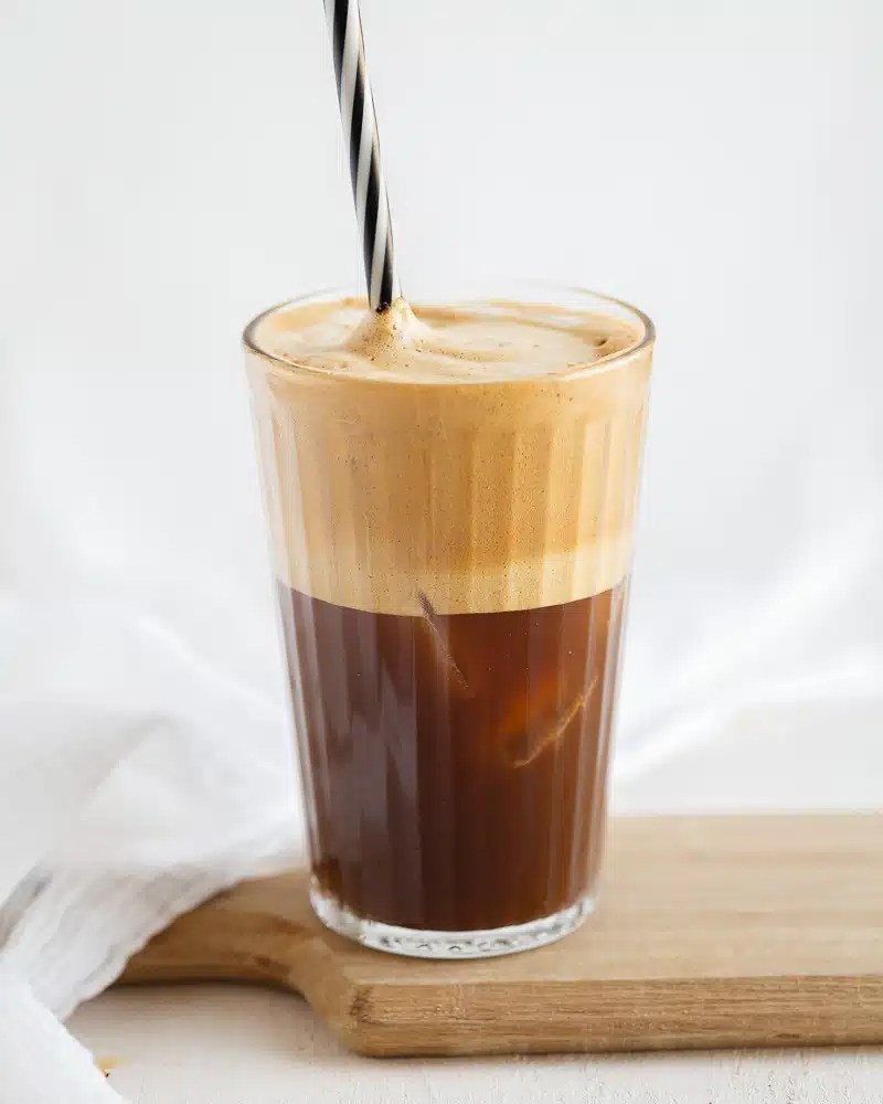 Le café frappé grec : une légende en déclin face à l’ère moderne
