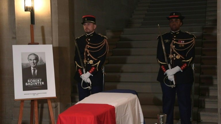 LA TOMBE DE ROBERT BADINTER PROFANÉE : UN ACTE D’INSOUCIANCE ET DE VIOLENCE QUASI-INDIFFÉRENTE